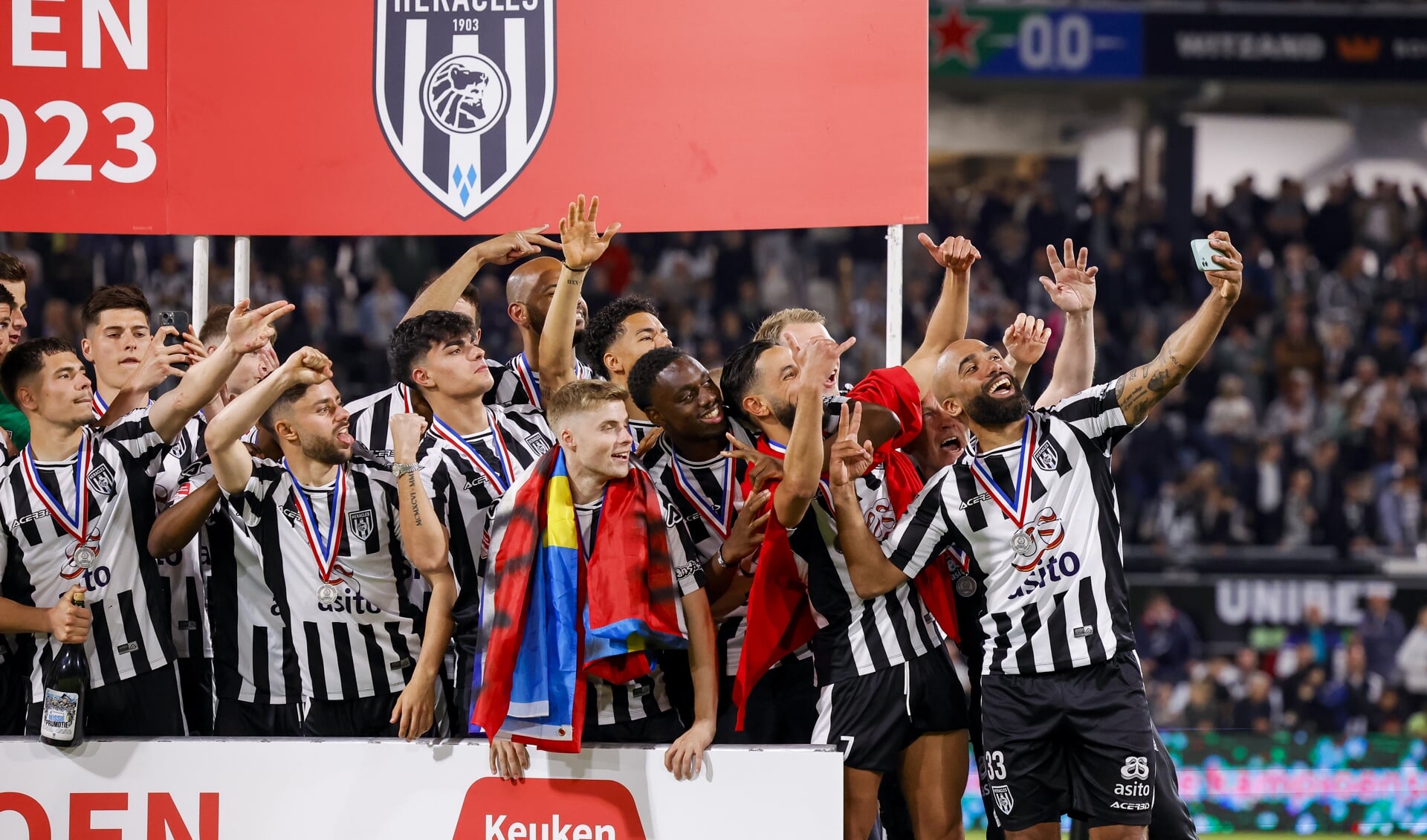 19-05-2023: Sport: Heracles v Jong Ajax
ALMELO, NETHERLANDS - MAY 19: de spelers van Heracles worden gehuldigd during the match Keukenkampioendivisie Heracles Almelo and Jong Ajax at Erve Asito on May 19, 2023 in Almelo, Netherlands (Photo by Nesimages/Michael Bulder/NES Images)