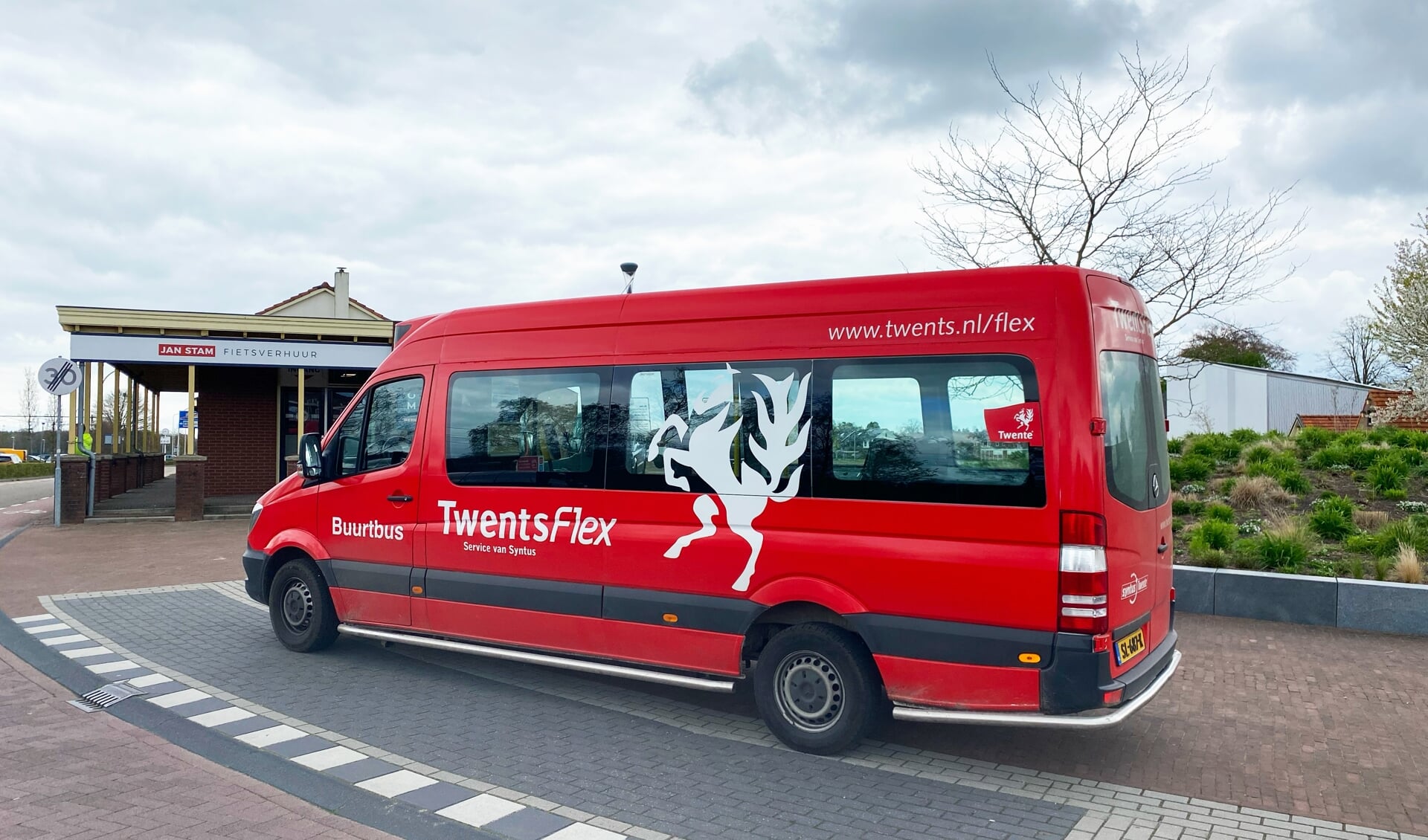 Reizigers hebben altijd een zitplaats in de bus van TwentsFlex. Maximaal acht passagiers kunnen mee en die hoeven niet over te stappen.
