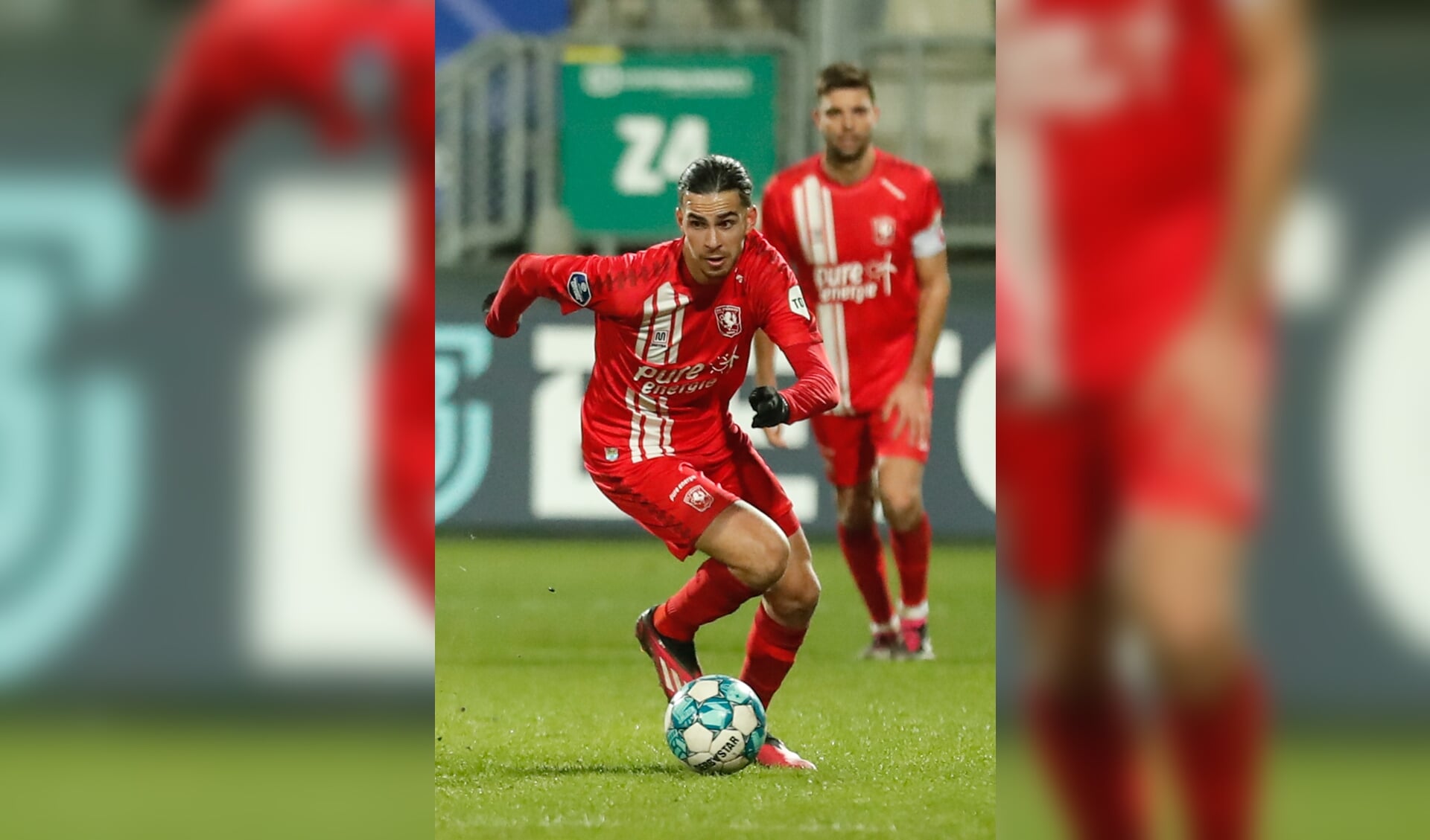 Ramiz Zerrouki aan de bal namens FC Twente, op de achtergrond Robin Pröpper. (Foto: Bas Everhard/FC Twente Media)