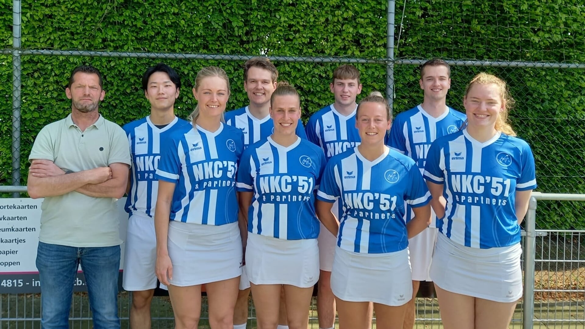 Het team van NKC' 51 in de nieuwe wedstrijdshirts.