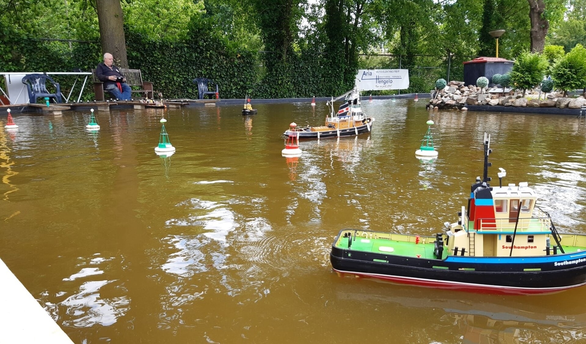 Kleine boten op het water bij De Nijverheid. Eigen foto. 