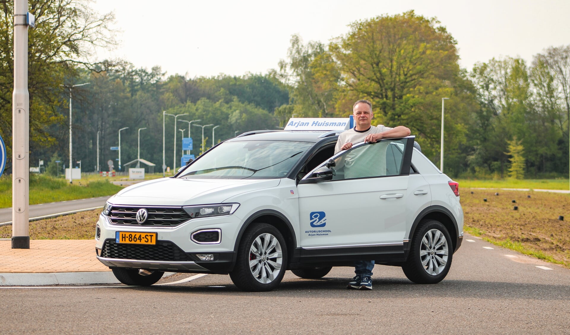 Arjan Huisman met de Volkswagen T-Roc.