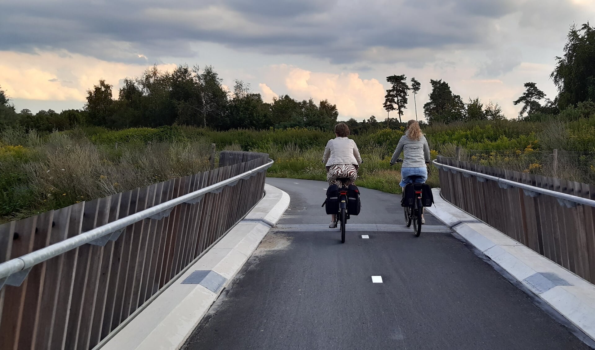 De SGP Rijssen-Holten organiseert zaterdag fietstpuzzeltochten voor gezinnen en ervaren fietsliefhebbers door de omgeving van Rijssen-Holten. Twee ervaren fietsers nemen hier de fietsbrug over de A1.