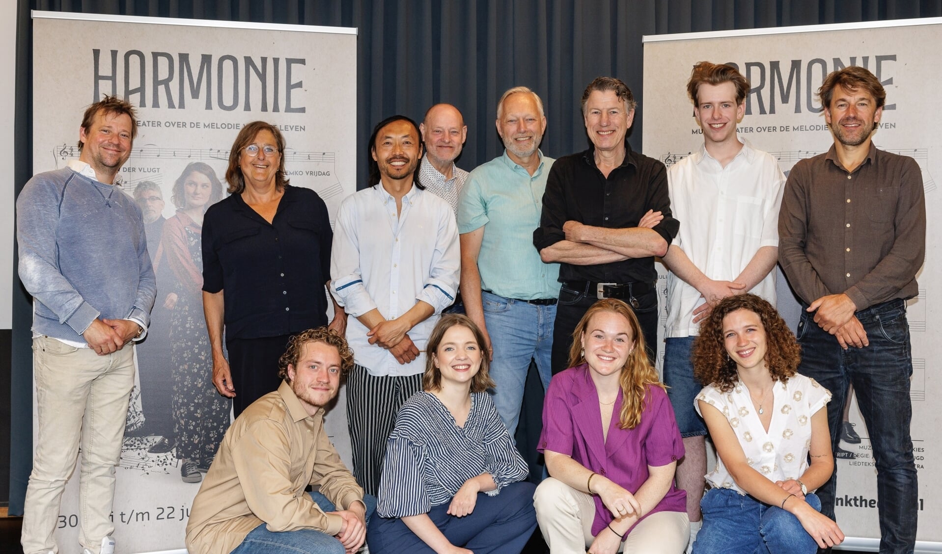 De cast van Harmonie met rechts Remko Vrijdag. Deze zomerse theaterverrassing wordt twaalf keer opgevoerd in het Wilminktheater. (Foto: Arjo Frank Kievits)