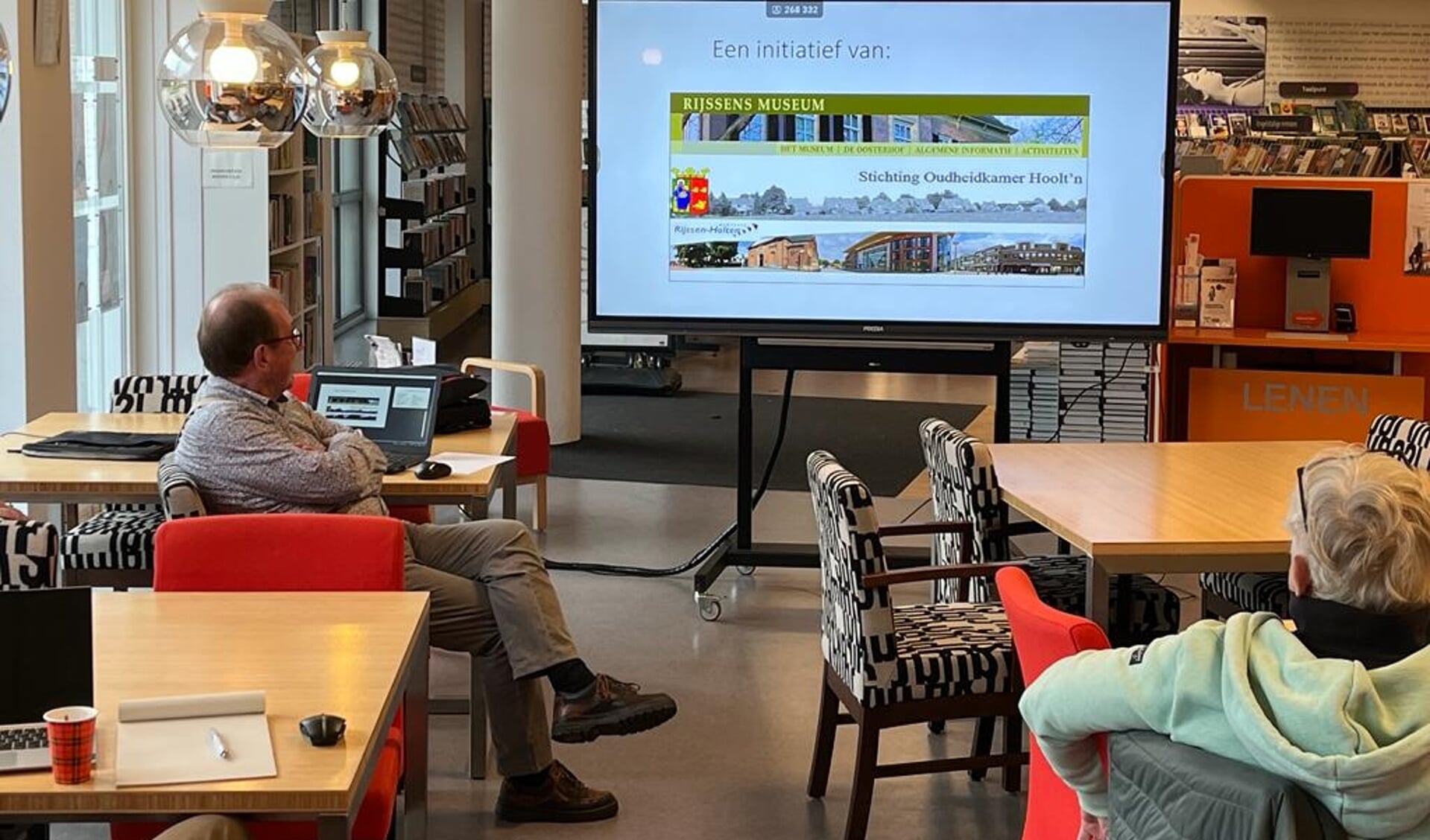 Projectleider Jannes van de Willige (links) presenteert de website Erfgoed Rijssen-Holten in de bibliotheek aan de Kerkstraat.