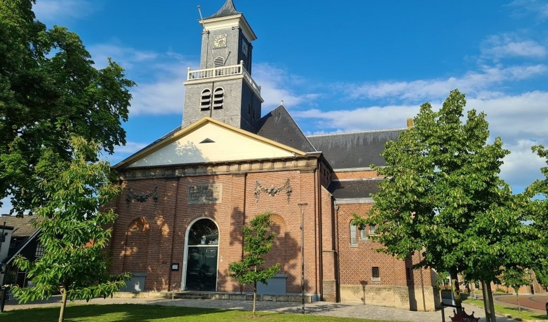 De Schildkerk in Rijssen heeft sinds het einde van de achtste eeuw vele verbouwingen ondergaan.