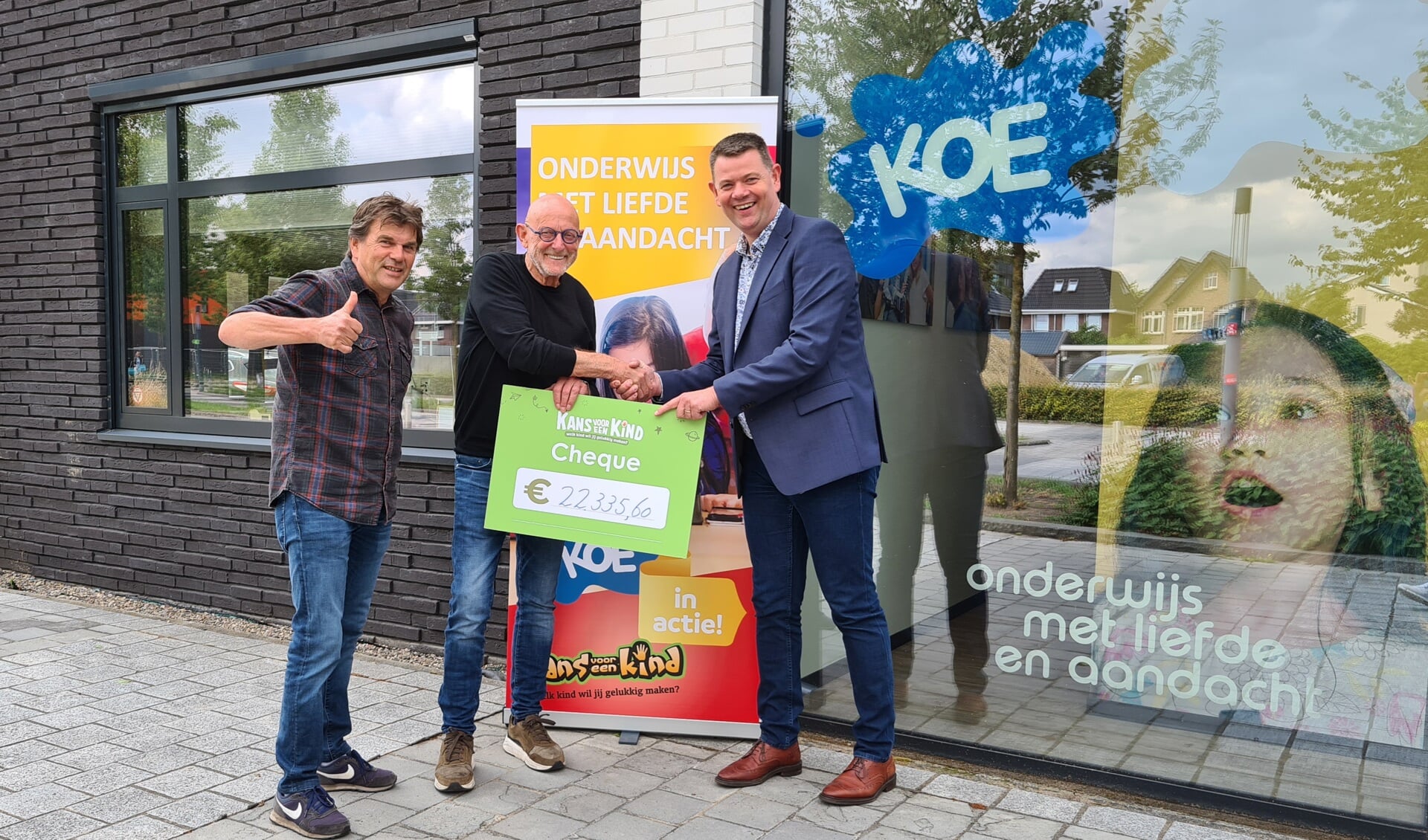 Henk Winkelhuis en Willem Hoevers van Stichting Kans voor een Kind en Marc Nij Bijvank, bestuurder KOE.