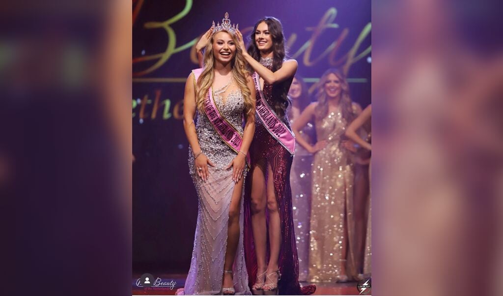 Mevy krijgt de kroon van Miss Teen the Netherlands, uit handen van Miss Teen 2022. Ze kan eigenlijk nog niet geloven dat ze gewonnen heeft.