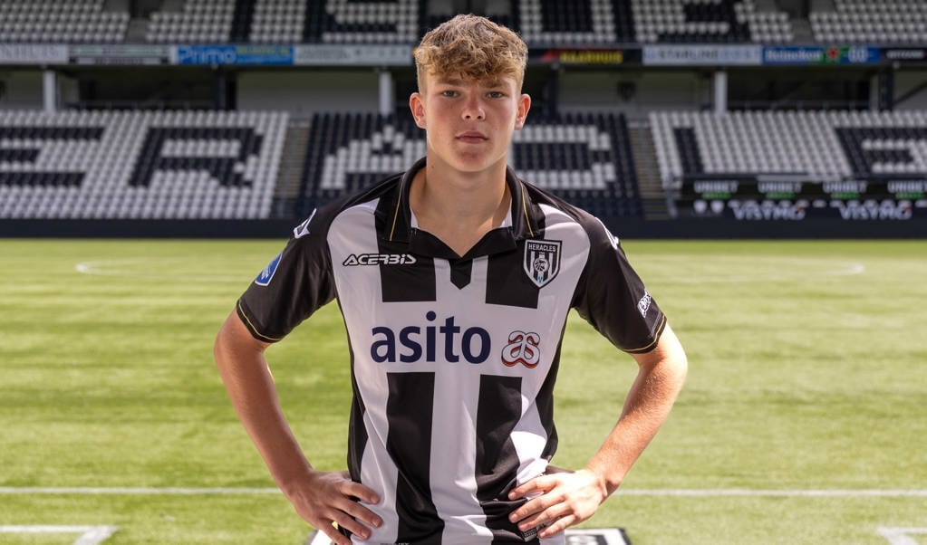 Diego van Oorschot in het stadion. Hij tekende zijn eerste profcontract. Foto: Nesimages/Michael Bulder. 