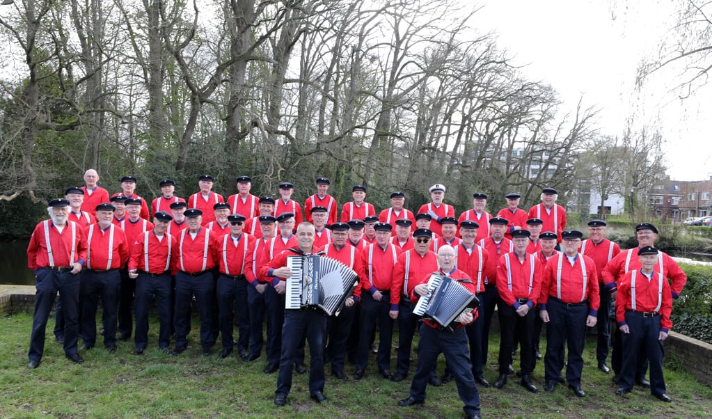 Shantykoor De Oostvaarders treedt op in het Beeklustpark. (Foto: Coen Mulder)