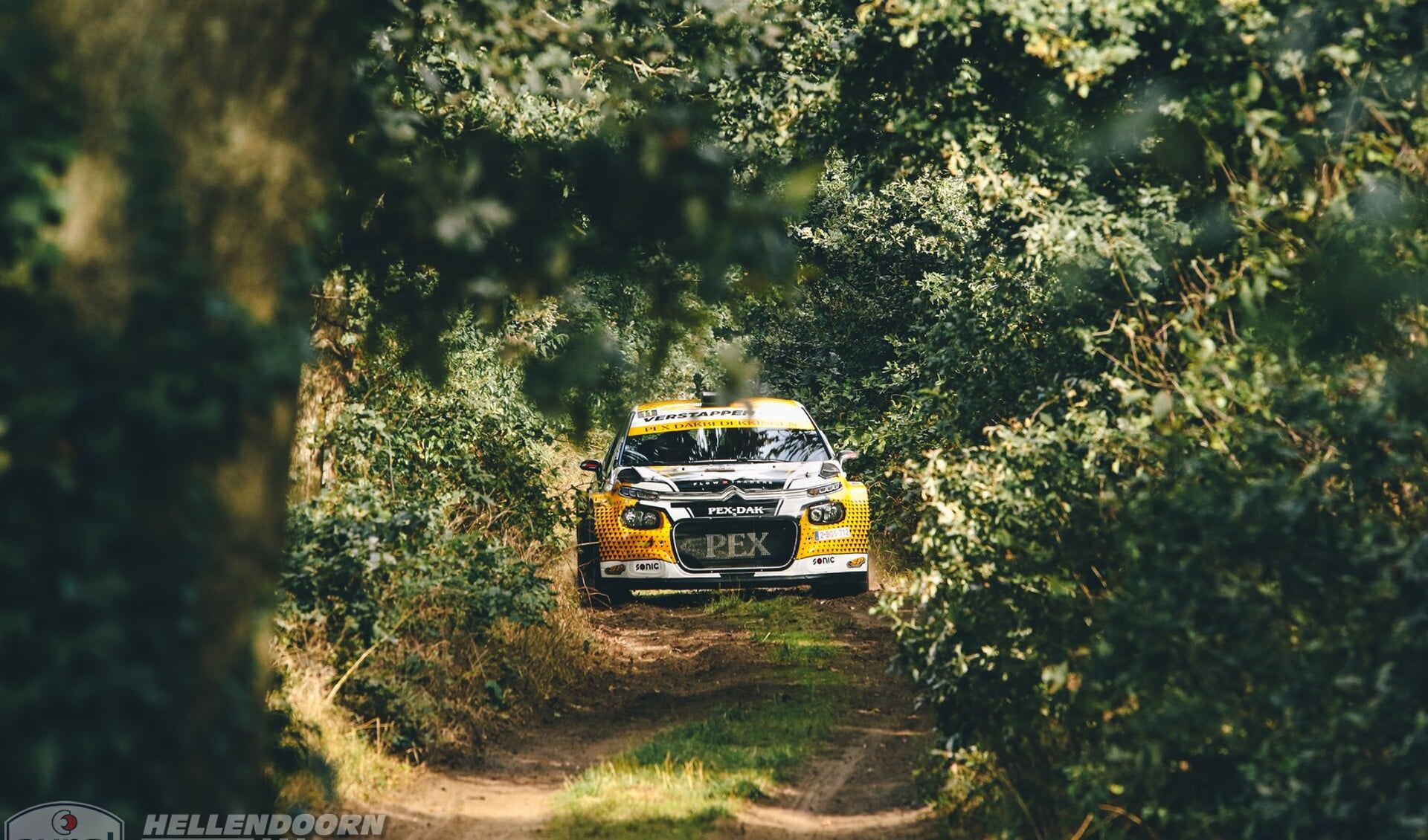 Klassementsproeven over strakke wegen, rulle zandpaden en door nauwe bosschages maken de Eurol Hellendoorn Rally tot een geliefde wedstrijd bij het grote deelnemersveld.