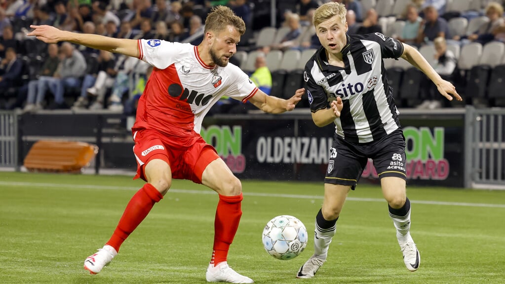 Emil Hansson in duel met Hidde ter Avest van FC Utrecht. (Foto: Michael Bulder/NES Images)