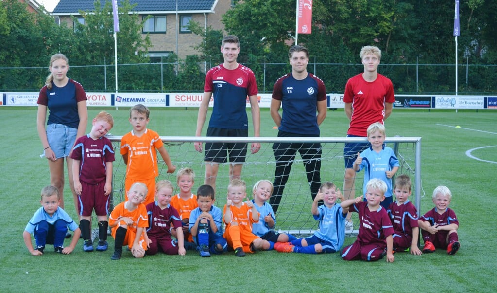 Bij v.v. Hellendoorn maken 4- en 5-jarige jongens en meisjes in de F-League kennis met voetbal.