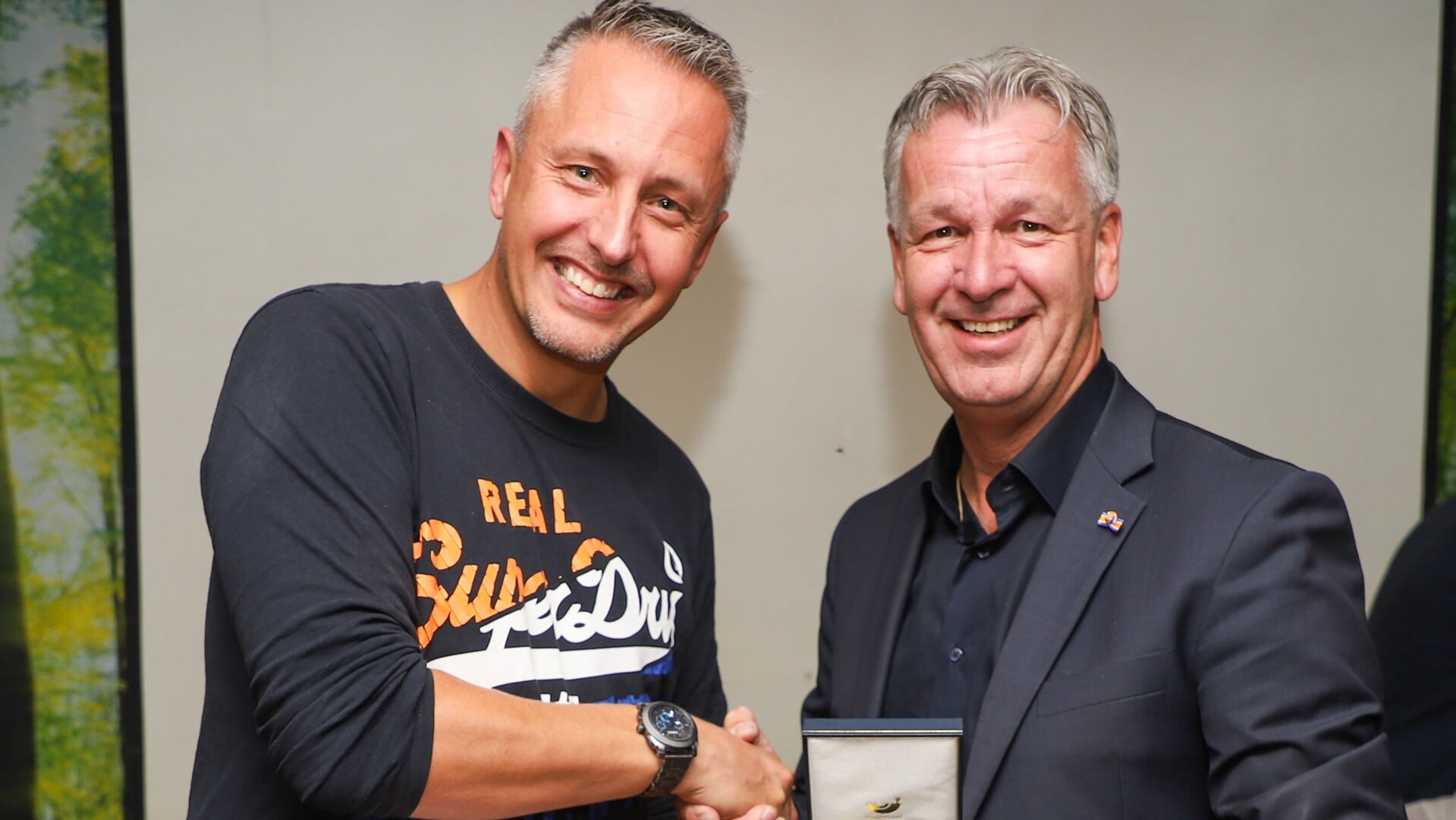 Adriaan ter Huurne krijgt een onderscheiding. (Foto: Matthijs Steen)