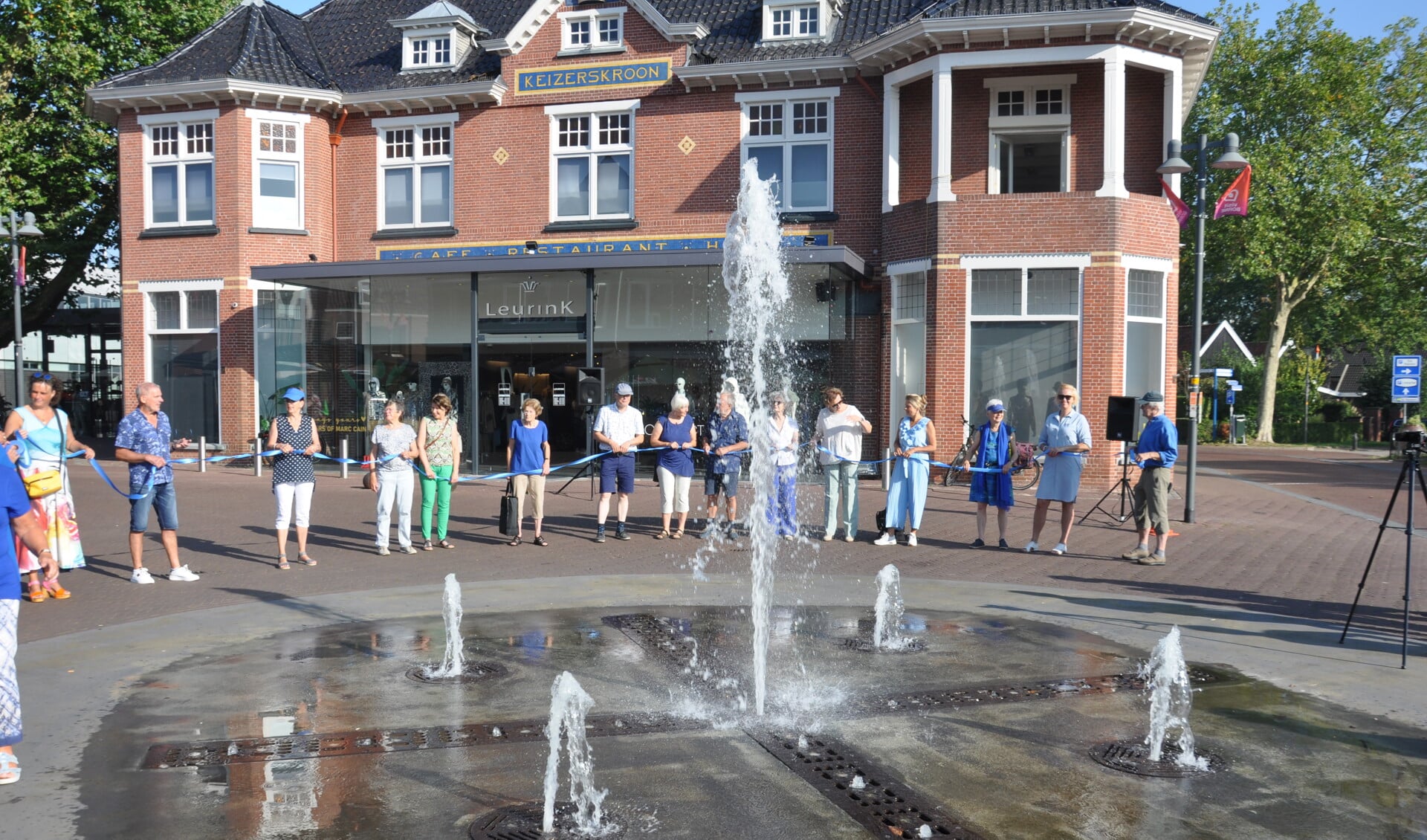 De 19 organisaties hadden een vertegenwoordiger gestuurd die in een kring met blauw lint rond de fontein stonden