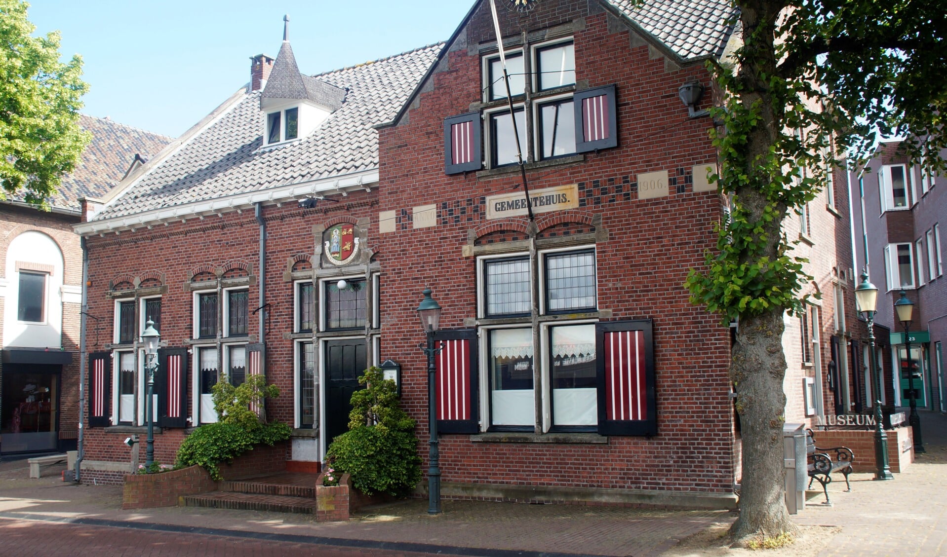 De Oudheidkamer Hoolt’n is te vinden aan de Dorpsstraat 25-27 te Holten. 