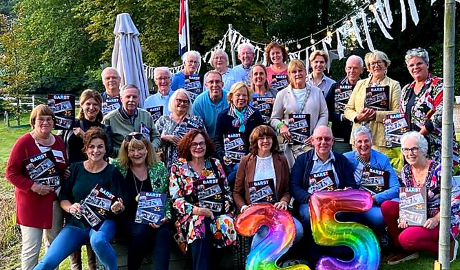 Iedereen was afgelopen donderdag aanwezig op een zonovergoten Houtmaat, waar alle aanwezigen een boek kregen (Foto: PR)