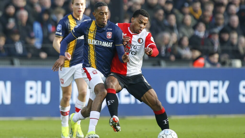 Joshua Brenet speelde als rechtsbuiten tegen Feyenoord. (Foto: Bas Everhard)