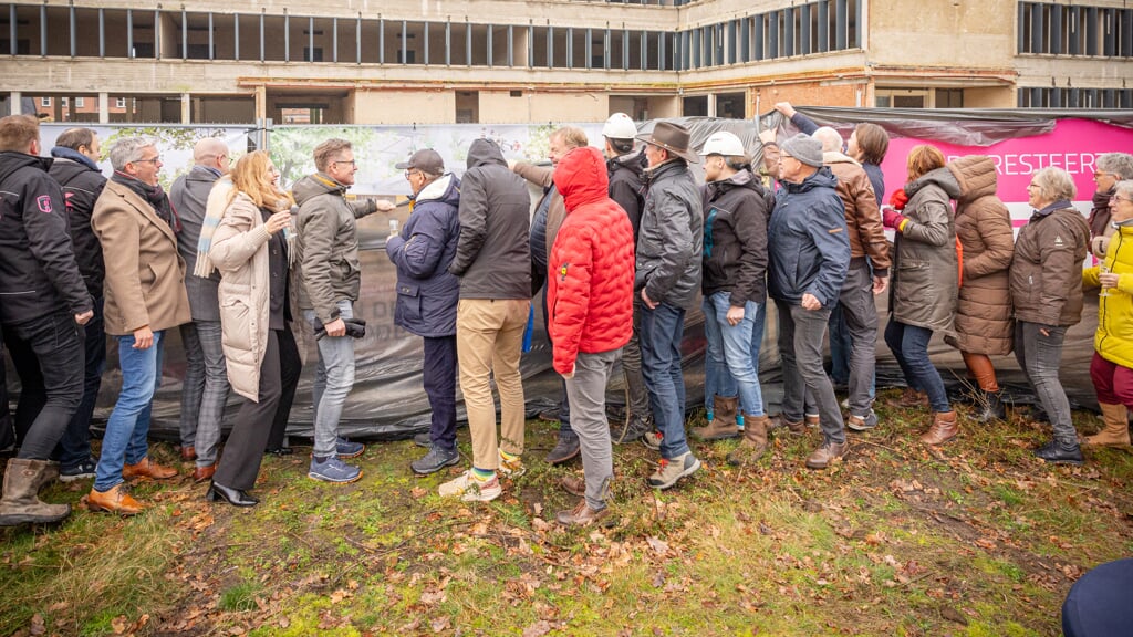 Onthulling van de bouwhekdoeken op de nieuwbouwlocatie in Nijverdal (foto: Mike Rikken)