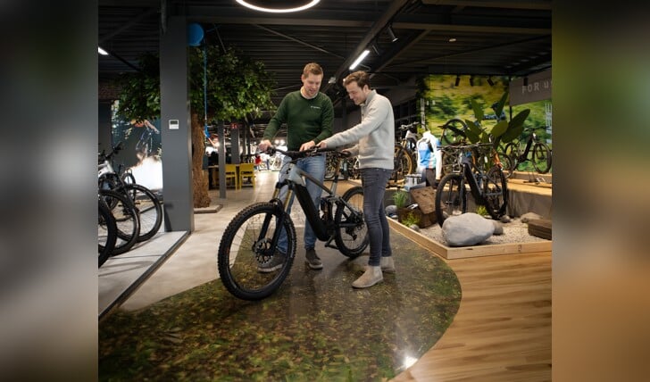 Een fiets uitproberen kan op de testbaan in de showroom van Leenders Fietsen.