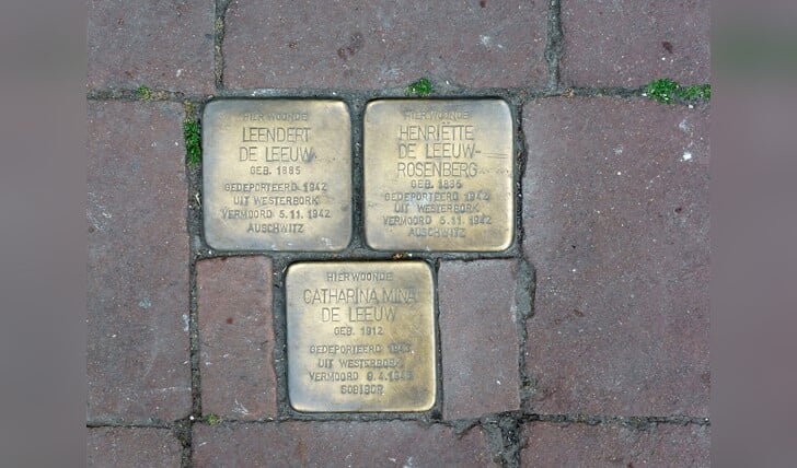 De Stolpersteine zijn een blijvende herinnering aan de vermoorde Oldenzalers. (Tekst/foto: Martin Meijerink)