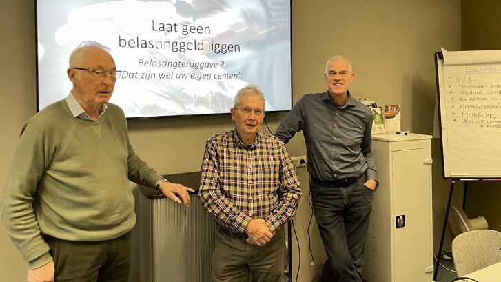 Loek Smidt, Rudi Platvoet en Peter van Esch (v.l.n.r.) maken deel uit van het team van deskundige vrijwilligers van het Belastingspreekuur.