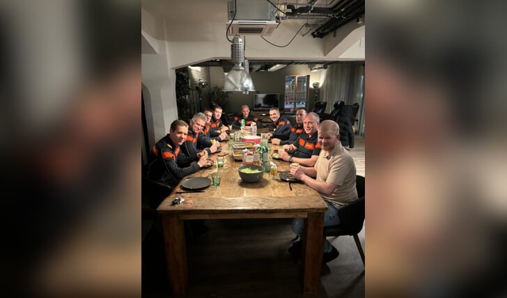 Ricardo van de Worp aan de eettafel met de brandweerlieden. Eigen foto. 