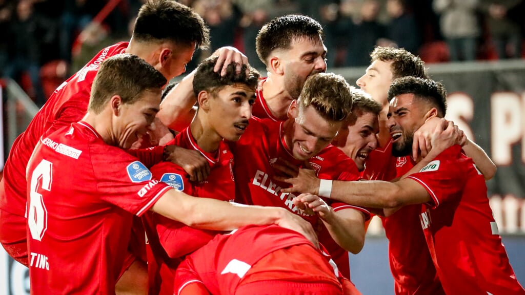 De spelers van FC Twente vieren de treffer van Myron Boadu. (Foto: Bas Everhard)