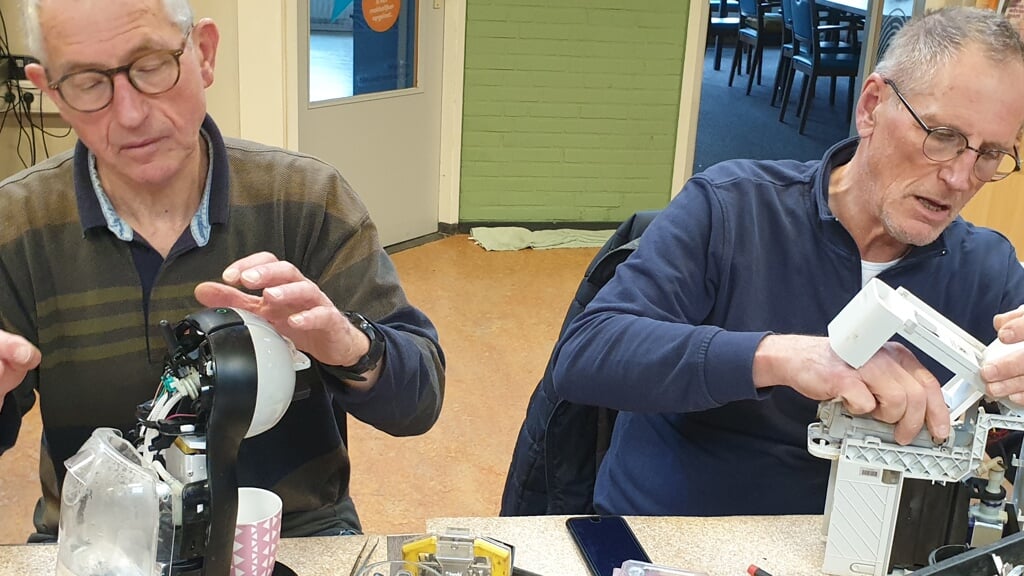 Nieuwerwetse koffiemachines zijn lastig te repareren. Vrijdag 9 februari is er weer een Repair Café in de Hagedoorn.