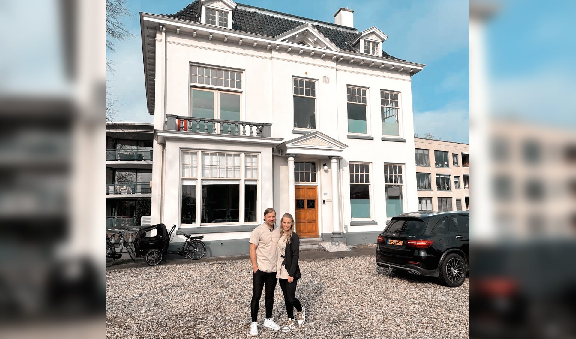 Laura en Jef Meinderink voor hun nieuwe onderkomen: Kliniek Villa 't Zeggelt aan de Oldenzaalsestraat 123 in Enschede.