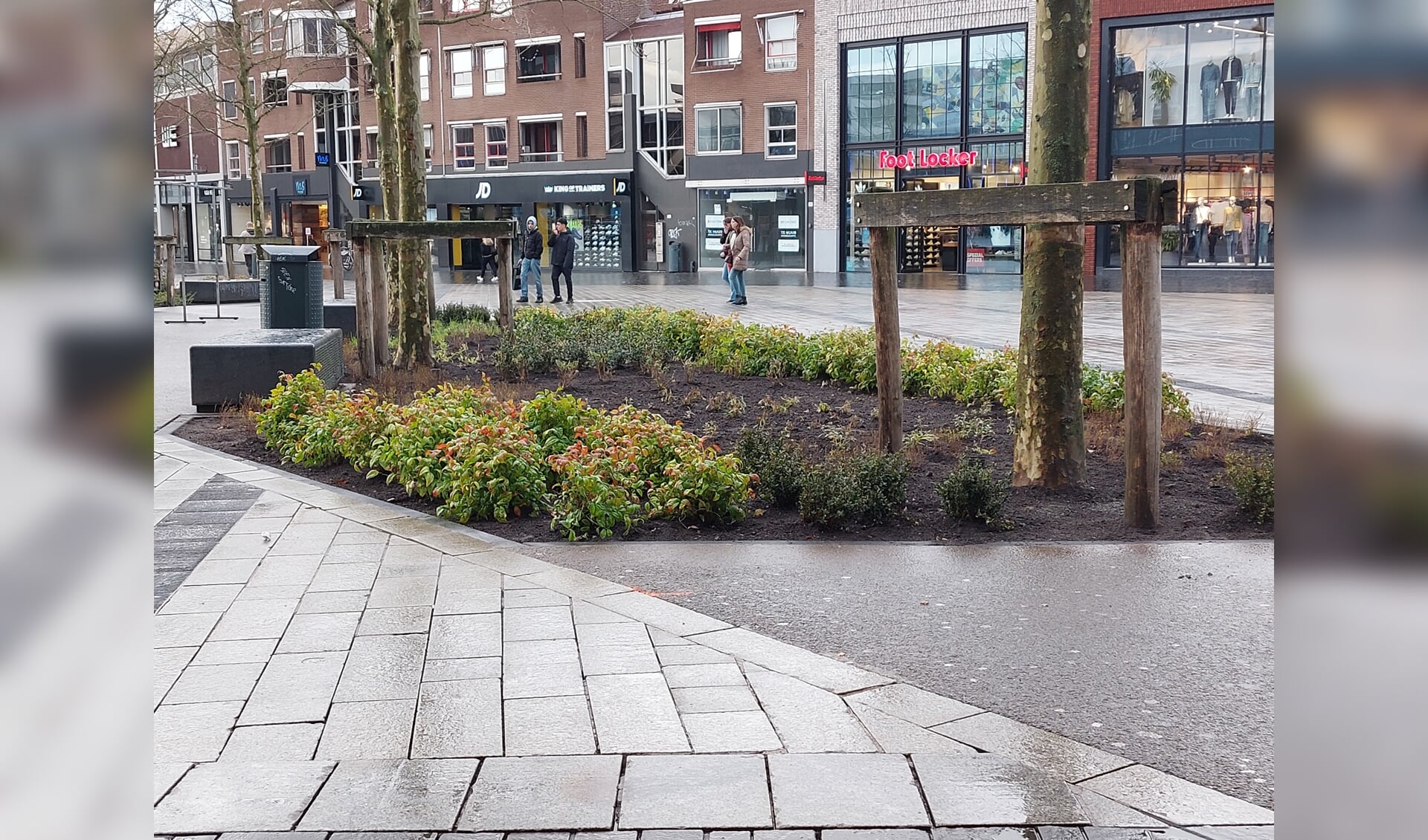 Gemeenten zoals Enschede zijn ook zelf bezig met vergroenen, zoals hier op het Van Heekplein het centrum.