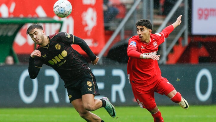 Younes Taha in actie tegen FC Utrecht. (Foto: Bas Everhard)