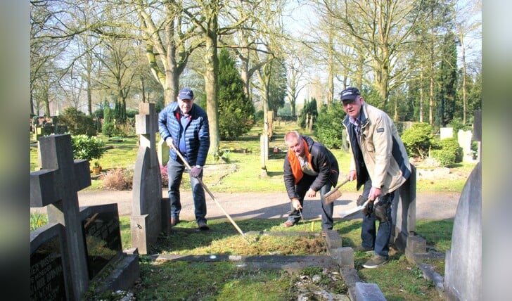De graven krijgen jaarlijks een schoonmaakbeurt in de aanloop naar de herdenking. (Tekst/foto: Martin Meijerink)