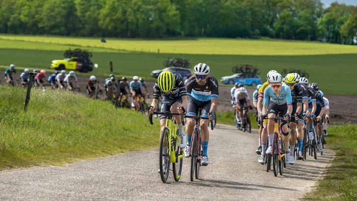 Vlak voor de finish in Rijssen krijgen de renners nog de lastige Markeloseberg voor hun kiezen. (Foto: Herbert Huizer)