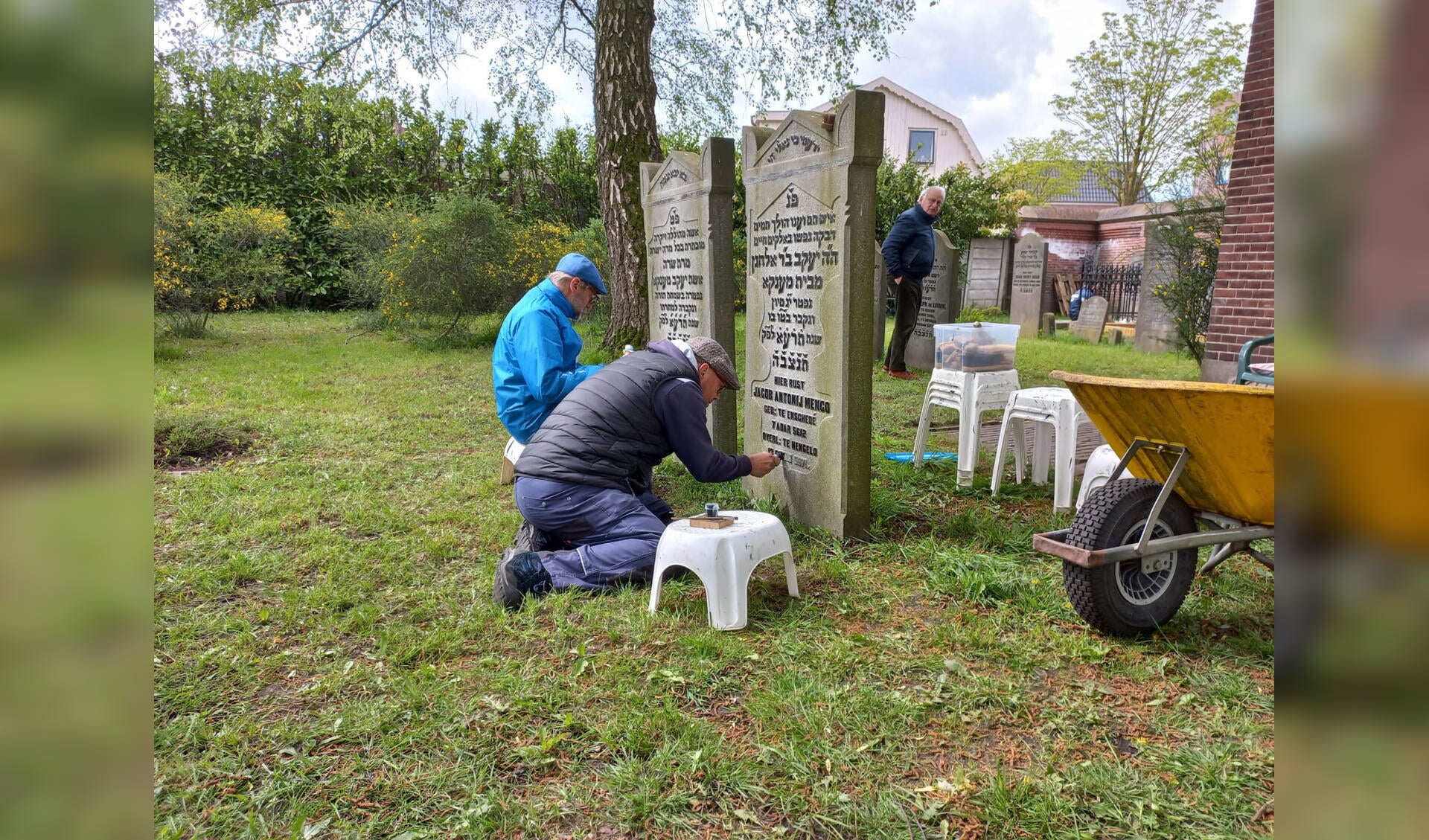 Samen met de Stichting Boete en Verzoening zijn de letters van de grafstenen op de Joodse Begraafplaats weer zwart gemaakt.