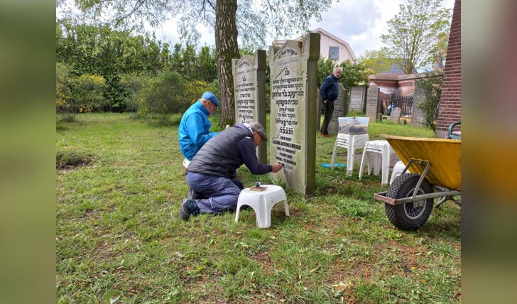 Samen met de Stichting Boete en Verzoening zijn de letters van de grafstenen op de Joodse Begraafplaats weer zwart gemaakt.