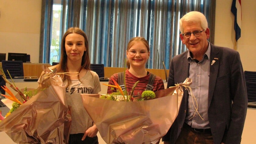 Esmee Euren en Isabel de Wijngaert hebben de gedichtenwedstrijd rond 4 en 5 mei gewonnen.