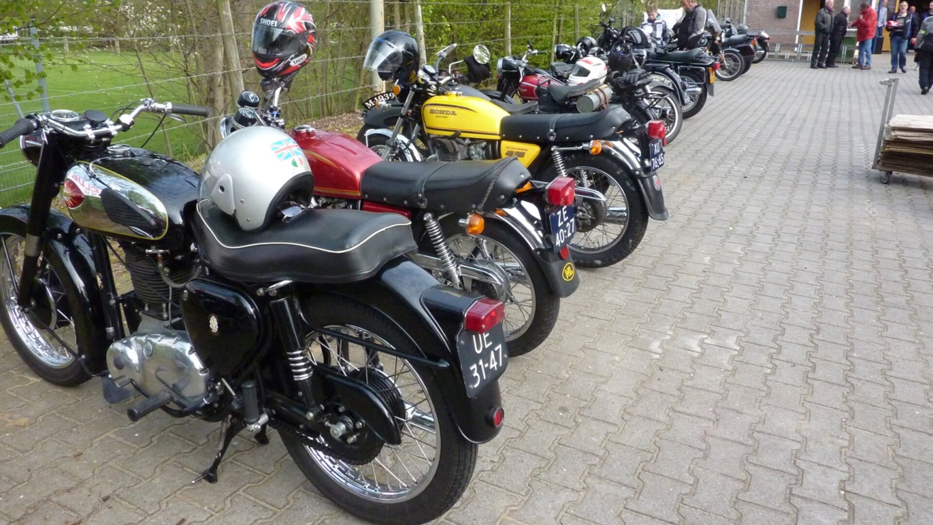 Er zijn op zondag 28 april allerlei oude motoren te bewonderen bij de Enterse Motor Club.