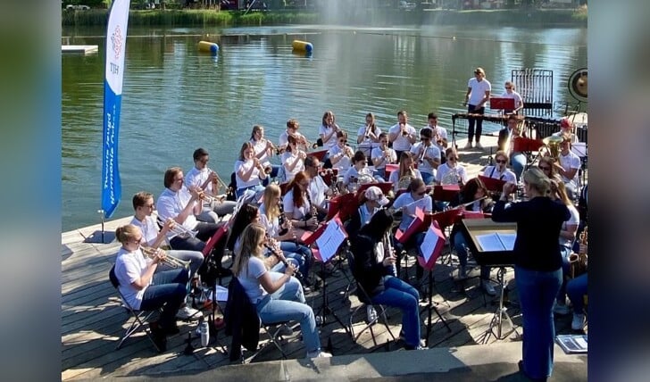 Het jeugdorkest van Armonia bij een eerder optreden naast het water. Eigen foto. 
