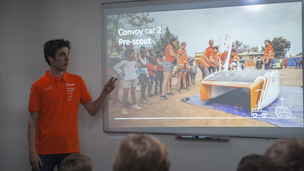 Torben Aalbers vertelt de leerlingen over zonneauto Nuna. (Foto: Brunel Solar Team).
