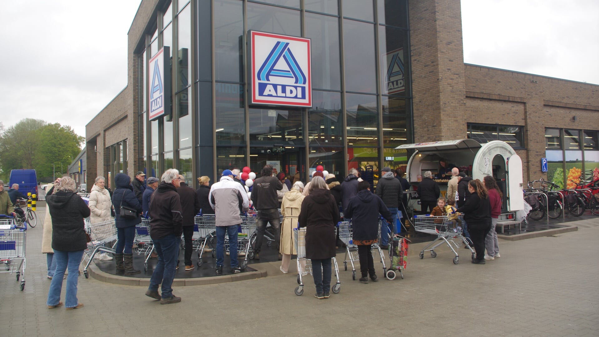 Een grote groep klanten stond woensdagochtend te wachten tot ze 'hun' nieuwe Aldi van binnen konden bekijken.