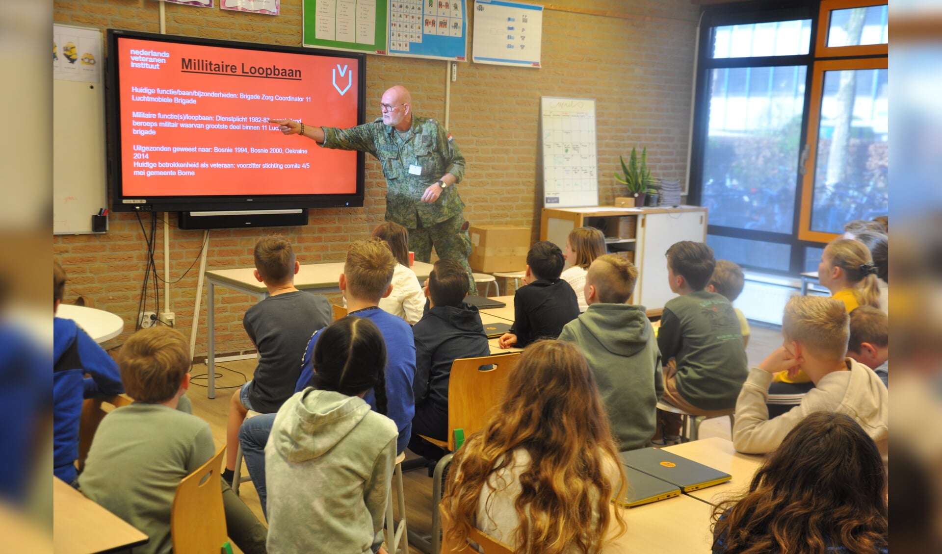 Leerlingen van de groepen 7 en 8 van DE Optimist luisteren geboeid toe naar de les van adjudant en veteraan Frank Waanders.