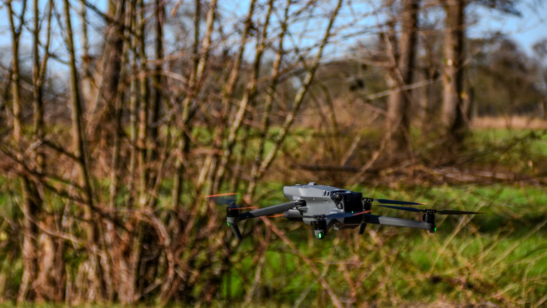 De drone stuurt de coördinaten door zodat de vrijwilligers de dieren of nesten kunnen weghalen. 