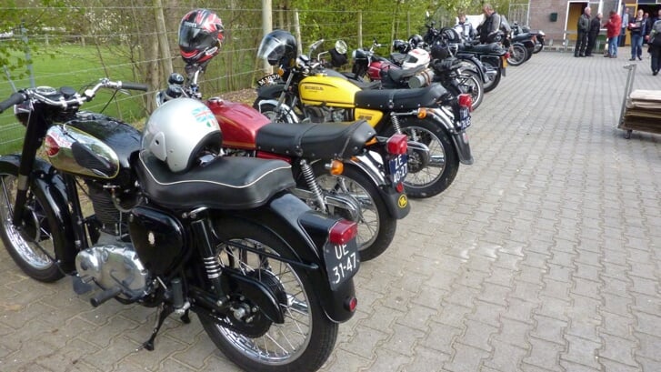 Er zijn op zondag 28 april allerlei oude motoren te bewonderen bij de Enterse Motor Club.