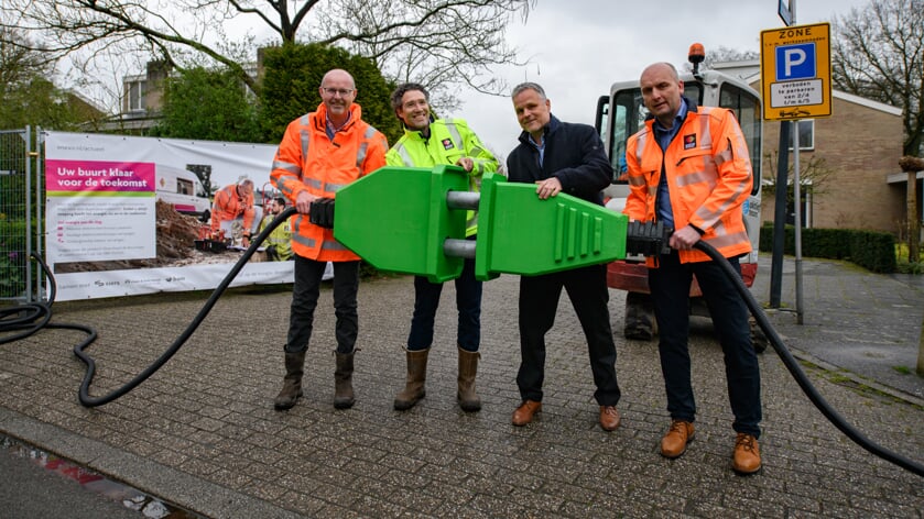 Marco Klein Paste (Siers), Rutger van der Leeuw (Enexis), Marc Teutelink en Geert Heidekamp (infra). (Foto: Koos Mavrakis)