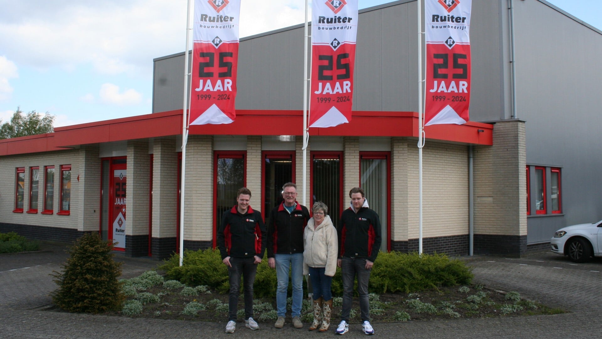 René en José geflankeerd door hun zonen, voor hun bedrijfspand in Haarle. Trots dat ze al 25 jaar met veel plezier dit bedrijf runnen.