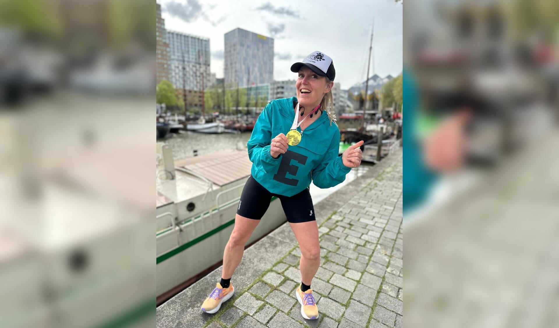 Elly Stegink toont trots haar medaille na volbrengen marathon Rotterdam (eigen foto).
