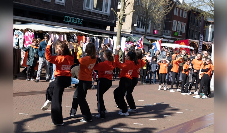 Een dansoptreden op Koningsdag. Foto: Remco Ditmar. 