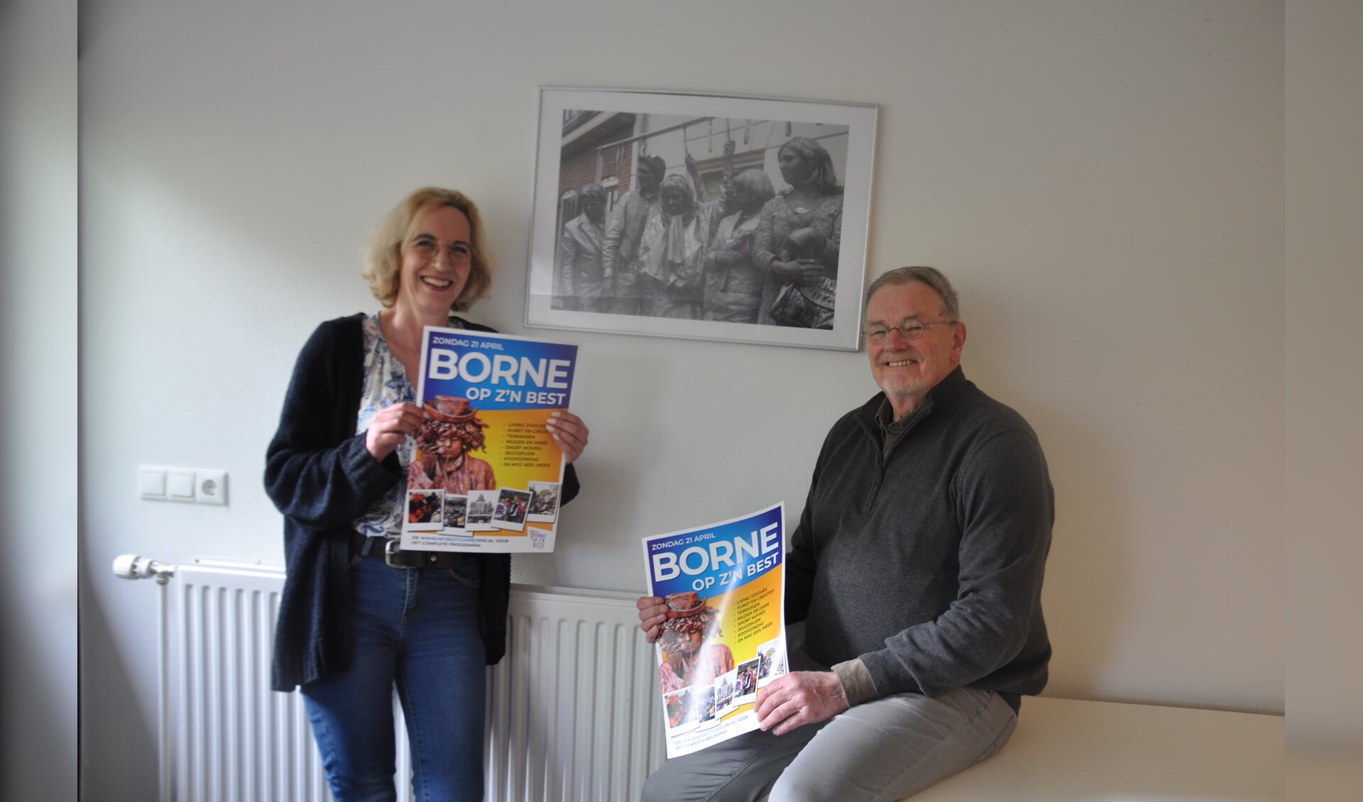 Anke Jonathans en Bertil Meyer met de poster van Borne op z'n Best.
