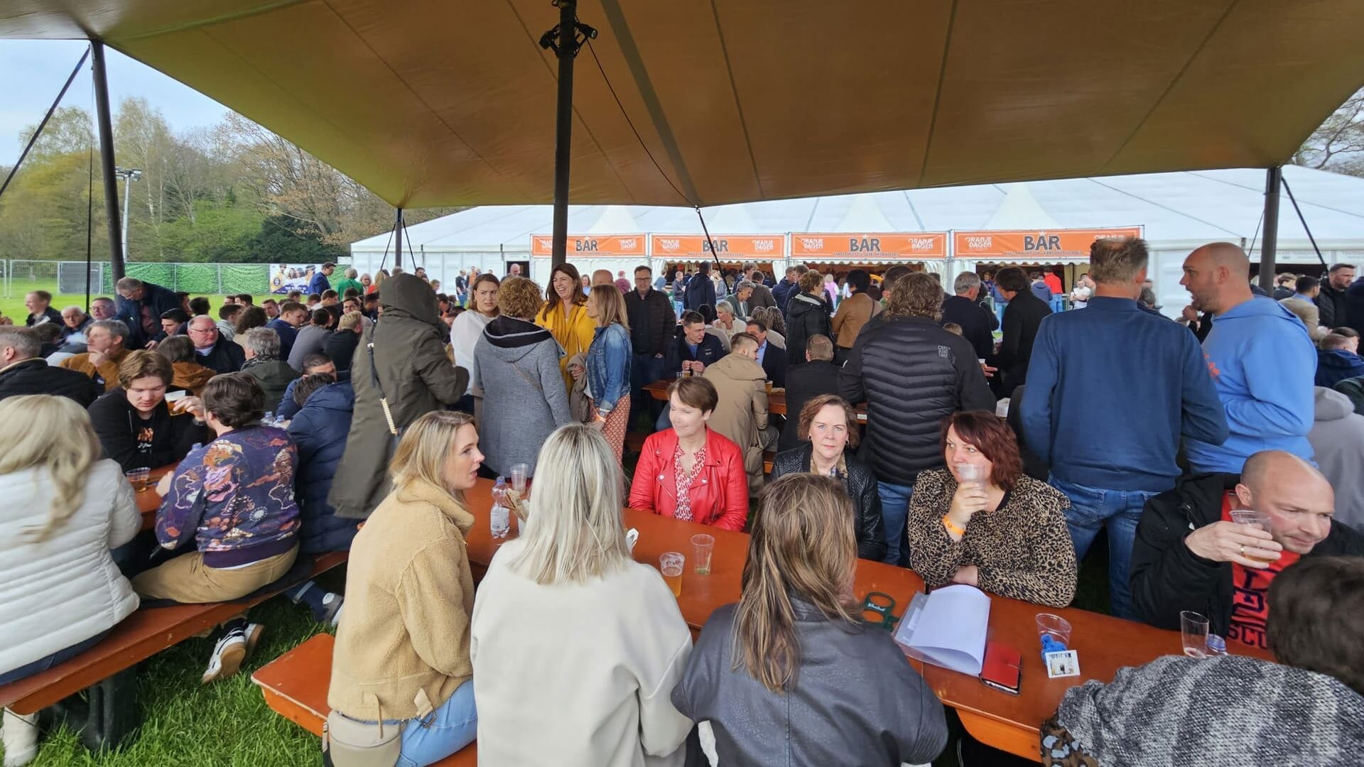 De feesttent op de Evenementenweide achter het Parkgebouw is het middelpunt tijdens de komende Oranjedagen. (Foto: Oranjeverenigng Rijssen)